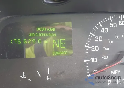 2000 Lincoln Town Car Cartier z USA, uszkodzony, nr VIN 1LNHM83W0YY856901